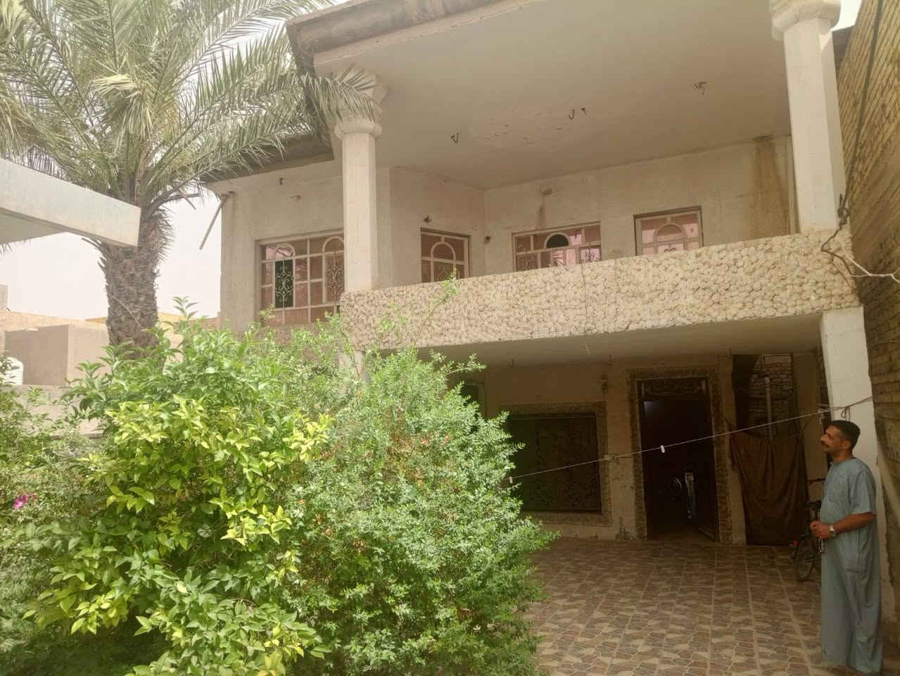 السلام عليكم ورحمة الله
بيت لبيع طابو صرف بسمي اخوان اني مو دلال 
المساحة ٢٥٠ متر طابقين دبل فاليوم
الموقع الحله حي العسكري شارع ٨٠ قرب مدرسة الرحمان البيت متروك صار أكثر من ٣ سنوات ما مسكون 
البناء ٥ غرف نون ٢هول مجمع صحي عدد ٣ داخلي وخارجي والطابق الثاني مطبخ استقبال كراج وحديقة يبعد عن شارع ٨٠ الرايسي ١٠٠ متر خدمات كامله السعر١٦٠  مناسب جدا حسب موقعة بسعر القطعة وبي مجال  الاتصال *********** واتساب أو اتصال
