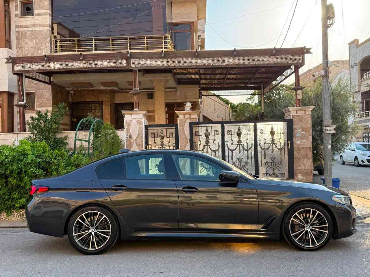 BMWموديل 2021 فول فول مواصفات داتاشو كوشين700كاميرا 360پلة 5كاميرا وة حساس 360پلة و رادار و سماعة هارمان كاردون سيارةكة كامل كراوةتة ئيم پاكيج  وة تازة كامل سيرفزي شةريكةي بو كراوة يةك دينار مةسرفي تيدانية لةسةر وةزعي شةريكةي خوي ماوةتوة بةشةرت لةگةل صفريك فةرقي نةبيت سيارة لة يةكةم دةستةوة لاي خومة وة بةناوي خومة زور كةم بةكار هاتوة هةموو سيرفزيكي لةشةريكة بو كراوة وة گيرو مةكينة و كارةبايات و تةقةو رةقة تةنانةت چركةش بةشةرت سةيارةكة سيارةكة يةك بست لة چاملغي وة توزيك لةبونيتي بوياغة بي ژوري پشت و پيشي ناو دةركةو تةنيشتةكاني و هةمووي كةبسة بةشةرت نوقتةي نةبيت دةعمةكةي زور زور خةفيفة رةقم شانسيم دانةوة 
سعر:-285$
ژ.م:-*********** أربيل, العراق
