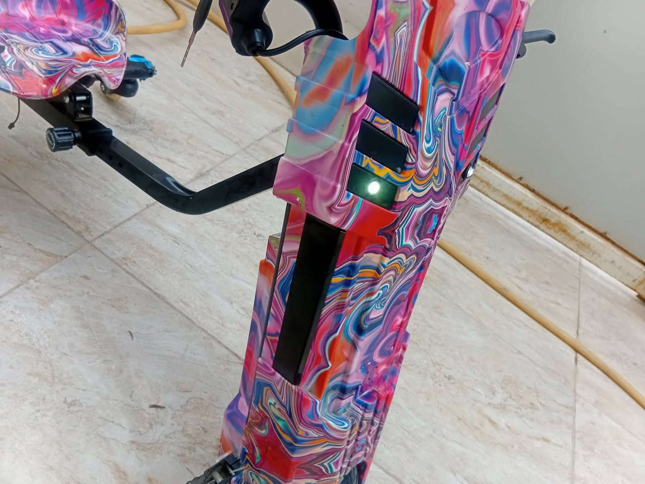 السلام عليكم 🛴 النوع: سكوتر كهربائي مع مقعد
🎨 التصميم: هيكل بلاستيك/معدن مغطّى بطبعة ملوّنة جذّابة
⚡ التشغيل: بطارية قابلة للشحن (غالبًا ليثيوم أو رصاص – يعتمد على الموديل)
🎮 التحكم: مقبض تسارع باليد + فرامل يدوية
🦶 الدعاسات: مساند جانبية للقدمين
👶 الفئة العمرية: عادة من 5 إلى 12 سنة (يختلف حسب الحمولة)
🚦 الاستخدام: لعب، تنقّل قصير، غير مخصّصة للطرق العامة
🛠️ السرعة المتوقعة: تقريبًا 8–15 كم/س حسب القوة والبطارية / السعر 100$ أربيل دار تو جديده
تواصل ***********
