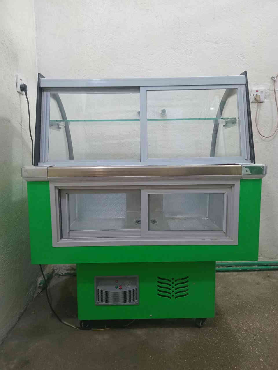 سلام عليكم غراض مطعم للبيع العنوان أطراف بغداد منطقه السعاده ***********.
