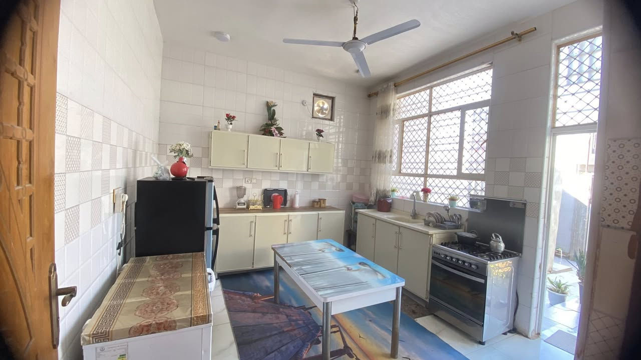 اللهم صل على محمد وال محمد 
بيت للبيع في الحله الطهمازيه شارع مخبز المصطفى المساحه ٣٠٠م يبعد عن الشارع ٤٠٠م الشارع كله تبليط يحتوي على غرفتين نوم وكليدور جبير وصاله جبيره ومطبخ وكراج سياره وحديقه  كما موضح في الصور السعر خاص 
موبايل 
***********
***********
