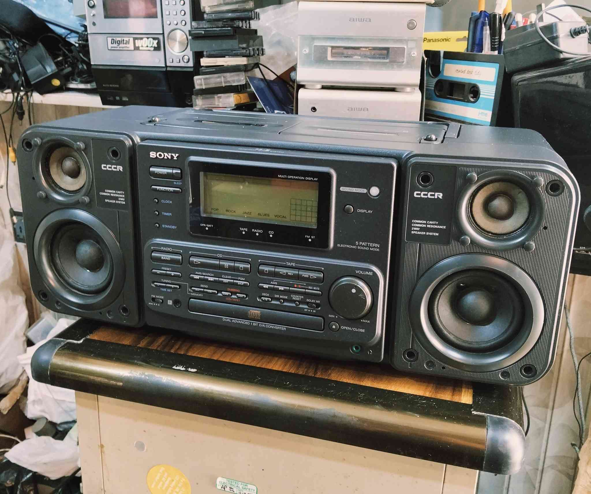من نوادر الاجهزه اليابانيه 
بارتبل سوني SONY راديو مسجل سي دي CD
صناعه ياباني صنع سنة 1989
جهاز بلادي غير داخل تصليح ونظافة الجهاز 99%
موجات الراديو FM AM 
المسجل دبل كاسيت عدد 2 قلاب 
سي دي CD مع أوكس AUX
يعمل كهرباء 220 وباتري كبير 
مع واير كهرباء أصلي شركه
صوت عالي ونقي وتحكم بالصوت 
جهاز ثقيل الوزن 
أبعاد الجهاز عرض 47 سم ارتفاع 20 سم عمق 22 سم 
يوجد فديو بالمنشور يوضح التشغيل 
للحجز والاستفسار المراسله على الخاص


**إذا كنت صاحب هذا الإعلان وتريد حذفه لأي سبب، رجاءا أرسل رسالة إلى الدعم الفني**