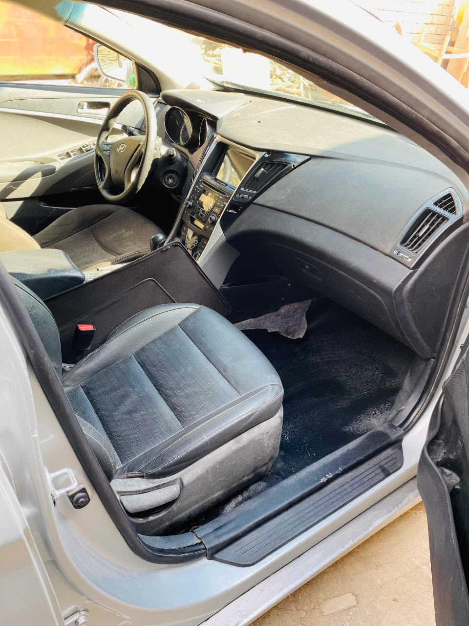 السلام عليكم سوناتا متومه موديل 2014 غاز خط واحد انسه الصرفيه سياره متومه طبق الاصل كصه جنطه سياره مكينه وكير وحداديه بالجيس دواخلهه جلد نضاف باتري جديد السعر خاص العنوان بصره قضاء المدينه رقم ***********
