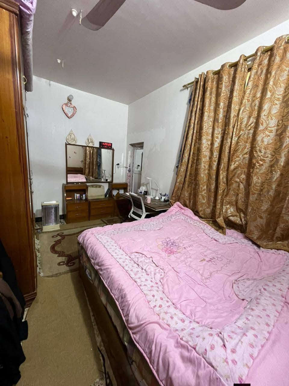 ‏بيت البيع بحي الوفاء مساحه 100  طابقين ونص كونكريت مسلح بي 4 غرف نوم  
‏للاستفسار الاتصال واتس اب  او خاص*********** 
‏ مكتب بركات ام بنين. سعر 130 بي مجال
