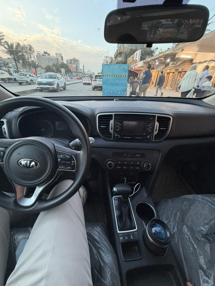 السلام عليكم 
كيا سبورتج للبيع موديل 2017 , فقط بنيد مبدل بيها والسونار مرفق بالمنشور 
المواصفات 
شاشة ، كاميرا ، كشنات تدفئة ، درايف مود ، نزول منحدرات ، كروس مثبت سرعة تحكمات ستيرن ، مانع انزلاق 
فقط الحرك ينقص 
السعر ١٤٢$ وبيها مجال 
رقم الهاتف ***********
