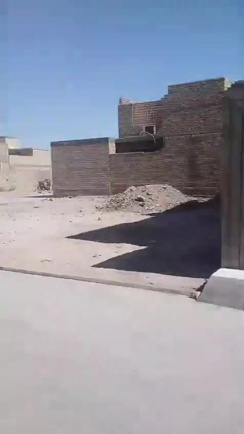 السلام عليكم بيت للبيع مساحه ١٠٠ متر بناء حديث قاطين المكان أخير الداخل حي طارق الشيشان شارع المدراس للتواصل عل رقم ***********

