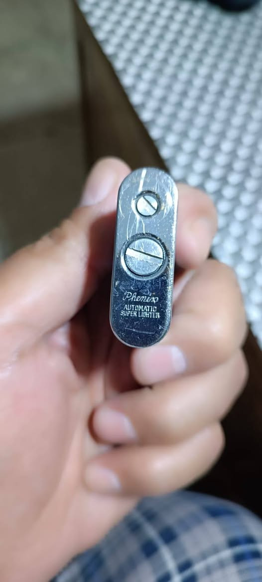ولاعة كلاسيكية قديمة (Vintage Lighter) تعود لمنتصف القرن الماضي، وتحديداً من طراز Excelsior Corps الشهير.تفاصيل ومواصفات القطعةالتصميم والآلية: تعتمد على آلية إشعال ميكانيكية أوتوماتيكية تعتمد على ضغط الذراع العلوي لرفع غطاء الفتيل وتوليد الشرر (تشبه إلى حد كبير آلية ولاعات رونسون "Ronson" التقليدية من تلك الحقبة).الشعار المكتوب: يظهر في المنتصف شعار محفور داخل شكل معيني مكتوب فيه "EXCELSIOR J-CORPS".مادة الصنع: هيكل معدني متين مطلي باللون الفضي غير اللامع (Satin/Brushed Silver Tone) مع أجزاء علوية مطلية بالكروم اللامع.نوع الوقود: تعمل باستخدام بنزين الولاعات التقليدي (Petrol/Lighter Fluid) والفتيل وحجر القدّاح.تعتبر هذه الولاعات قطعاً أنيقة تستهوي محبي جمع الأنتيكات والنوادر.


**إذا كنت صاحب هذا الإعلان وتريد حذفه لأي سبب، رجاءا أرسل رسالة إلى الدعم الفني**