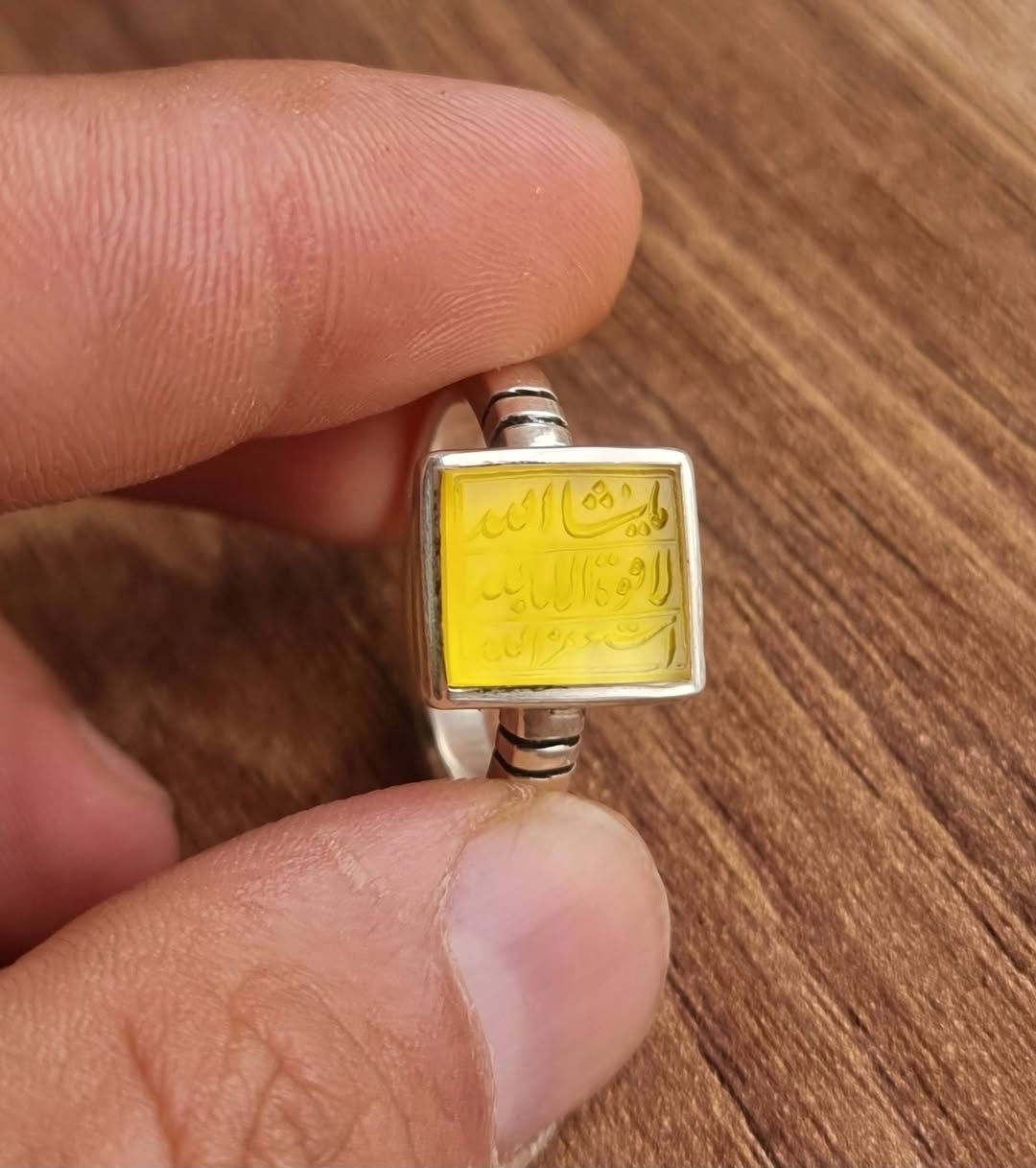 عقيق يماني اصفر مخطوط خط يدوي الاستغفار 
🍋ما شاء الله لاقوة الا بالله استغفر الله 🍋
بصياغه يدويه ثقيله للبيع مكاني بغداد يوجد توصيل إلى جميع المحافظات للبيع فقط فقط أحبتي الغوالي ما اراوس بس ابيع 
***********
