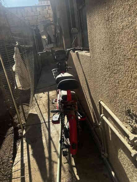 لسلام عليكم دراجه شحن حجم 20  نقصها بس بطاريات  وياه شاحنه الاصليه وسويج كهربائيات كله شغاله العنوان بغداد الدورة مجاور مجمع نخيل بغداد السعر 200وبيها مجال رقم الهاتف***********
