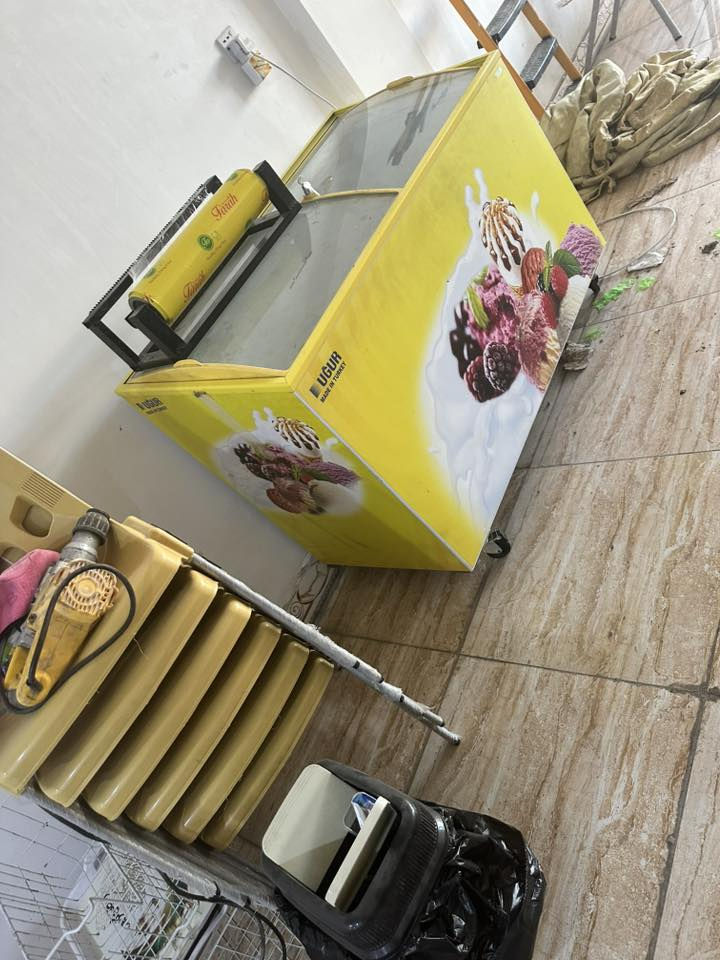 السلام عليكم     غراض مستعمله اقل ثلث اشهر من ساحبات من دكتات من كراسي من طبلات من عارضه مجمده من طباخات من سقيفه من شوايه كباب من جداري  +حديد مطبخ  من مغاسل تعليك  العنوان فلوجه   سعر #8مليون وبيه مجال 
هه هه ***********
