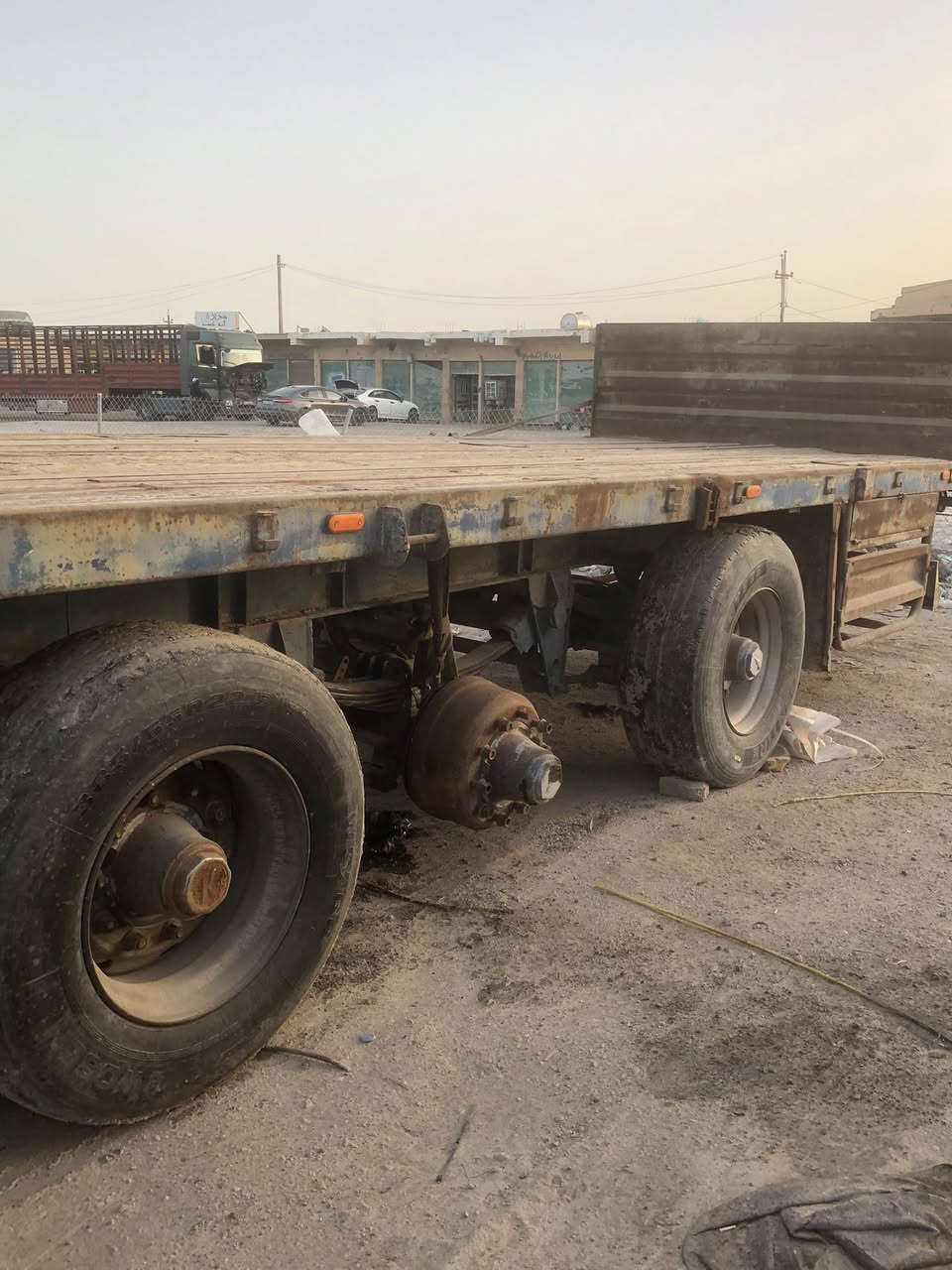 السلام عليكم عربانه للبيع اوربيه نشره كامله بريك بنزات جدد طوله ١٢.٥ ثلاجه مطبخ كامله السعر ٢٧ وبيهه مجال ***********
