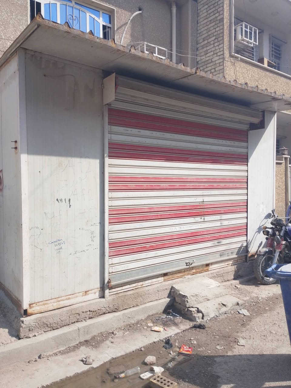 السلام عليكم يوجد كرفان محل للبيع طوله 5 متر وعرضه3  مع جام خانه كبنك وباب حديد مكاني بغداد الامين الثانيه والسعر خاص ***********
