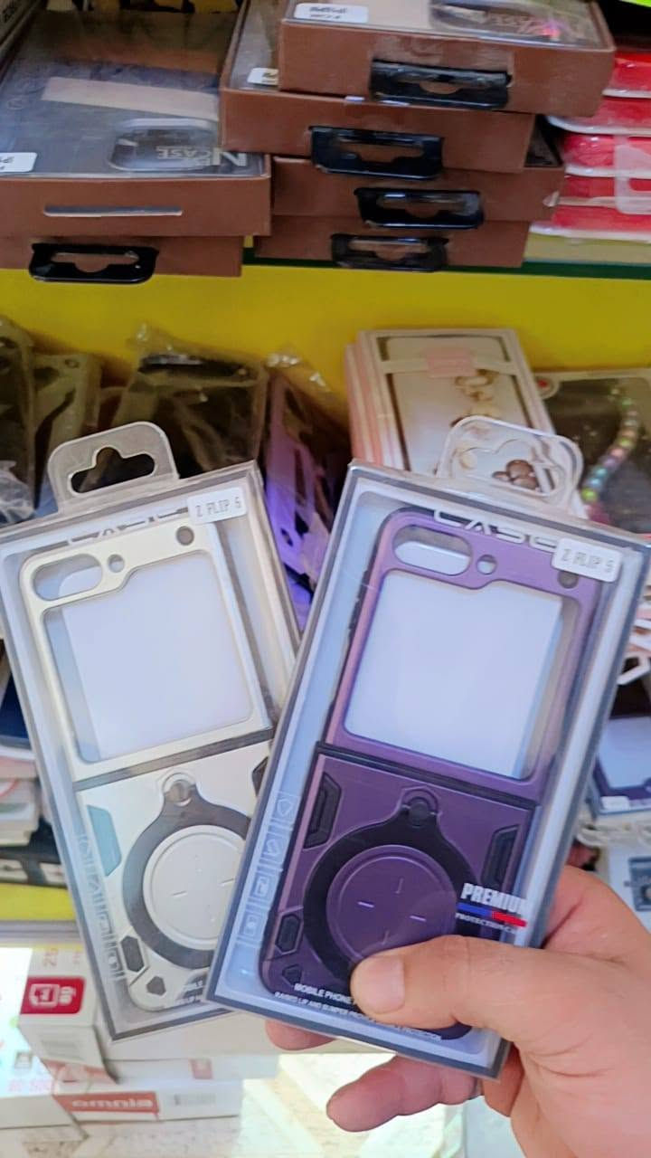 السلام عليكم 🫡 تصفية محل كفرات للبيع شلعه وحده وموديلات جديده ونضيفه أكثر من 750 كفر ولواسق شاشه أكثر من 200قطعه كلها جوكر الحافظات علي 500دينار والواسق علي 250دينار  الله يرزق الجميع🤲🏻  للاستفسار ***********
