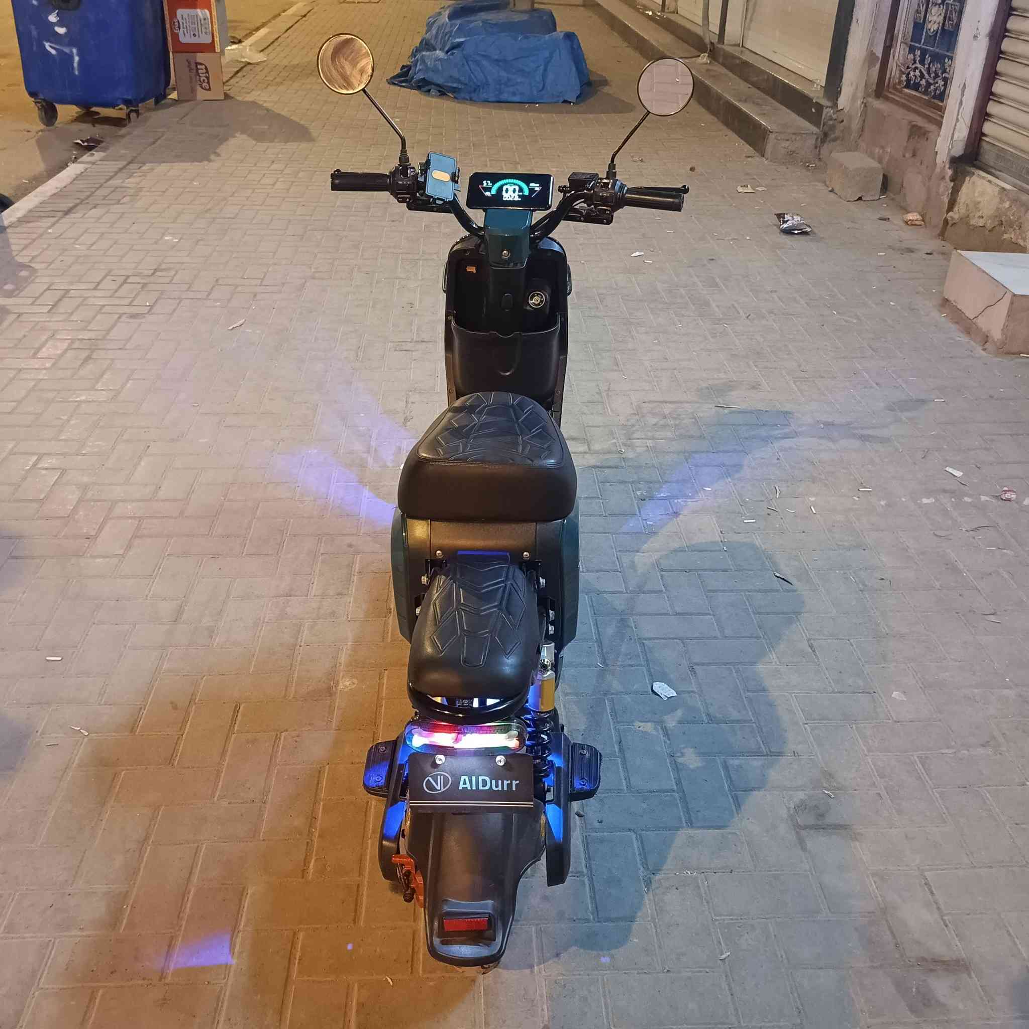 السلام عليكم دراجه للبيع شحن نظافه فول وتشوف بعينك دراجه كل شي ما ناقصها كل شي شغال طفار صندوق قفار ستيره الشاير قلوب الي وناصي ولايه الوان تجي وتفحص وبريك ورا وقدام كل شيء شغال بطاريات الكبار 32 دراجه ما ناقصها اي شيء والسعر475 وبيه مجال والرقم تصال***********
