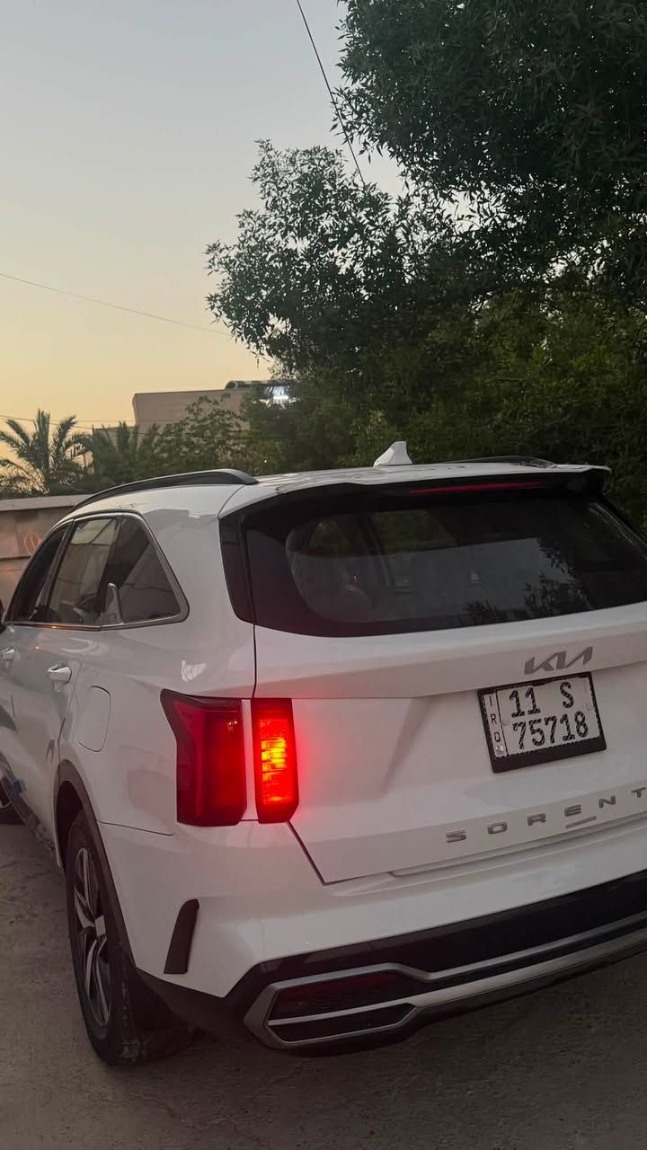 السلام عليكم
سورينتو ٢٠٢٢ امريكي
محرك 2500 توربو
حادثها چاملغ وبنيد 
مواصفات:

سقف بانورامي.
صندوق كهربائي.
تدفئة المقاعد.
مستشعر وقوف.
نظام التحكم على المنحدرات.
منافذ كهربائية.
مثبت سرعة.
مسند ذراع.
بصمة تشغيل.
نظام مراقبة النقطة العمياء.
شاشة معلومات.
حساس المطر.
نظام المفتاح الذكي.
التحكم التلقائي بدرجة الحرارة.
مقاعد كهربائية.
ست وسائد هوائية.
مصابيح زينون أمامية.
نظام مانع الانزلاق.
آبل كاربلاي.
التشغيل عن بعد.
نظام ABS.
شاحن لاسلكي.
رادار.
مقاعد الصف الثالث.
فرامل الوقوف الإلكترونية.
كشافات الضباب.
حساسات ضغط الإطارات.
تحذير مغادرة المسار.
قفل الأمان للأطفال.
أزرار طي مقاعد الصف الثاني.
إنارة داخلية تعمل باللمس.
إشارات بالمرايا الجانبية.
وضعية Eco.
وضعية Comfort.
وضعية Smart.
وضعية Sport.
نظام إطفاء المحرك أثناء الازدحام.
ناقل حركة DCT دبل كلج.
نظام Auto Hold
سعرها 232 ورقه وبيها مجال
للتواصل واتساب: ***********
