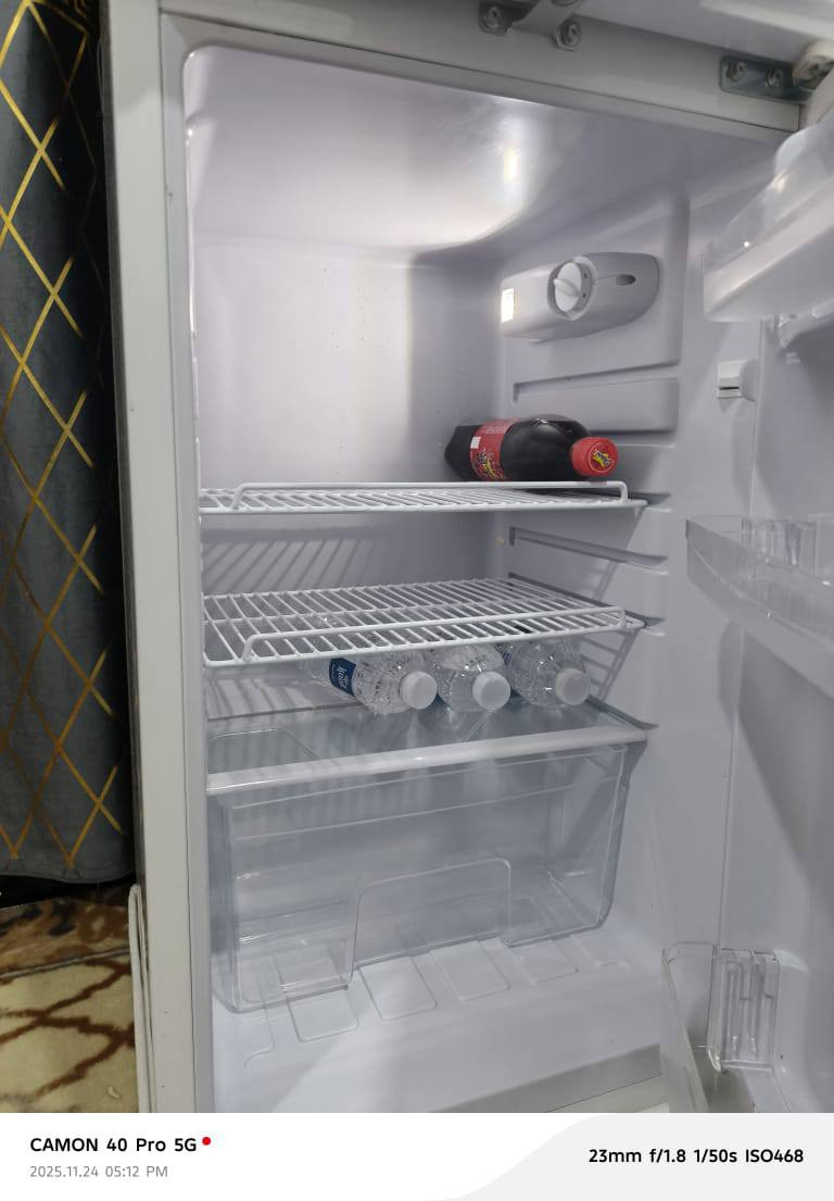 ثلاجه جديده
10 قدم 
ب275 وبيها مجال
***********
