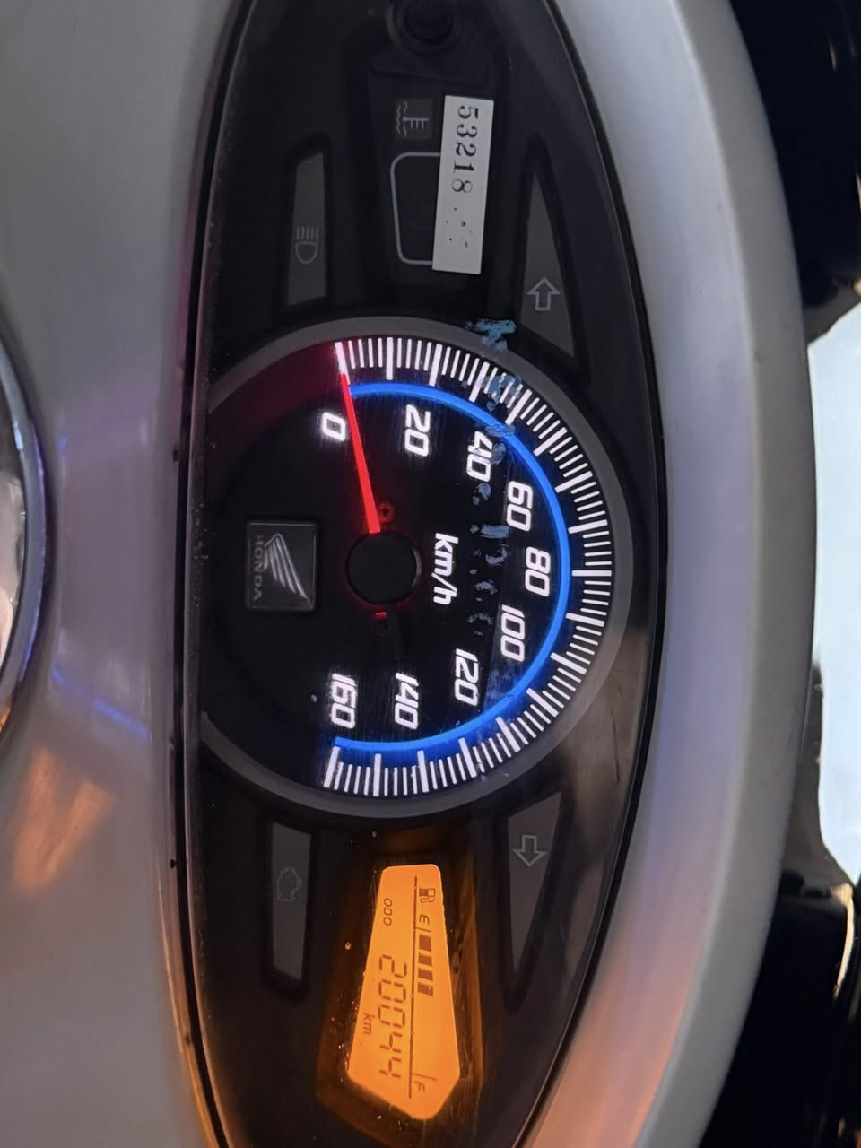 بي سي اكس رمبة ماشيه ٢٠٠٠٠ اني مستوردها اللون ابيض طافي اوراقها بأسمي حجم المكينه ١٥٠ سس اطفاء عند الازحام استاد كهرباء جنطه وبانزين كهرباء 
السعر ١٣ ونص بيها مجال قليل 
العنوان بغداد الغزاليه ***********
