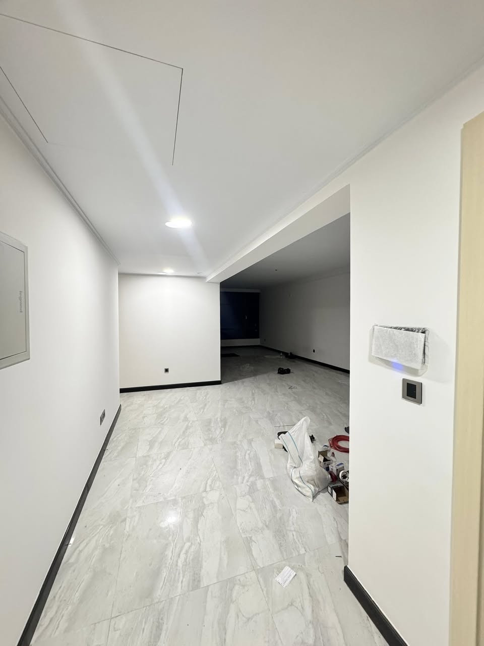 🔱 شقة للبيع في مجمع بوابة العراق 🔱
الموقع📍 : مجمع بوابة العراق 

⭕ المساحة : 228 م

⭕ المكونات : ٣ غرف نوم - ٣ حمام - مطبخ - صالة - بالكون ٢

⭕ السعر : عند الإتصال او حضورياً 

⭕ للإستفسار : ( الواتساب متاح ) 📱

***********

⚠️” تحذير : هذا العرض قد يختفي قبل أن تقرر !“

🟢 نستقبل عروض البيع ، الشراء ، الإستبدال ، إدارة الأملاك ، و الإيجارات بأنواعها ( سكني ، تجاري ، خدمي ) 🟢

عنوان المكتب📍: بغداد - الكرادة داخل - قرب مطعم الصبايا - فرع مدرسة لبنان ( موقعنا مثبّت على Waze , Google maps ) 

#البارق_للعقار
