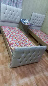 تخت عدد 2 للبيع خشب عراقي ثقيل مابيهم اي عيب بس الجلد ينرادله تبديل ال...