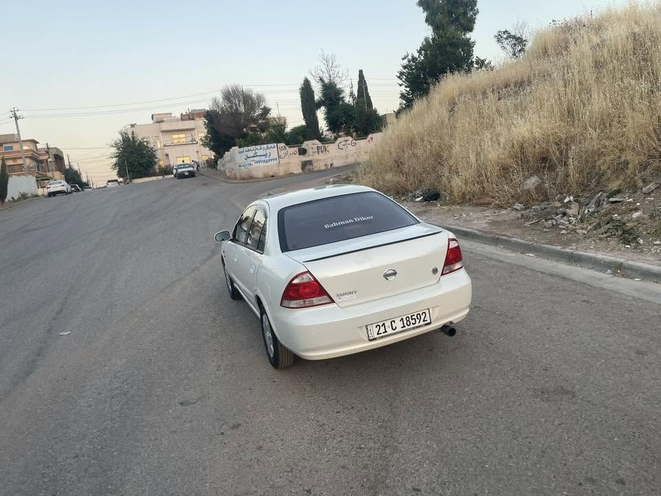 نیسان صەنی کۆری مۆديل ٢٠١٠ گێڕئۆتۆماتیک چوار جام کارەبا و کەللە و کۆنتڕۆڵ و شوێن عەینەک
بێ بۆیاخ بێ سارد تەنها دوو کارتی بچوکی هەیە
مەکینە سپییە گێڕ و مەکینە و تەبرید و تەحویل و غرامە و هەموو شتيکی بەشەرت 
سەنەوی تازە بەسەرچووە
ڕەقەمی تازەیە

لە سلێمانییە ناو شار
سیعری ٩٨ گەڵا و معامەلەیەکی زۆر کەم

***********
