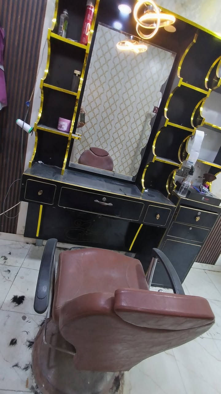 كرسي حلاقة وميز مرايه وفاترينا للبيع السعر ٢٠٠ المكان حي العسكري ***********

