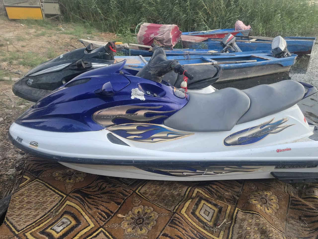 السلام عليكم للبيع جت سكي عدد ثنين يوماها1200نضيفات ومحركاتهن خير من الله نكره سلف الازرك 27وبي مجال والثانيه25وبيها مجال كشرهن لاكسر ولاصبغ عنوان واسط اي استفسار  واتساب أو اتصال***********
