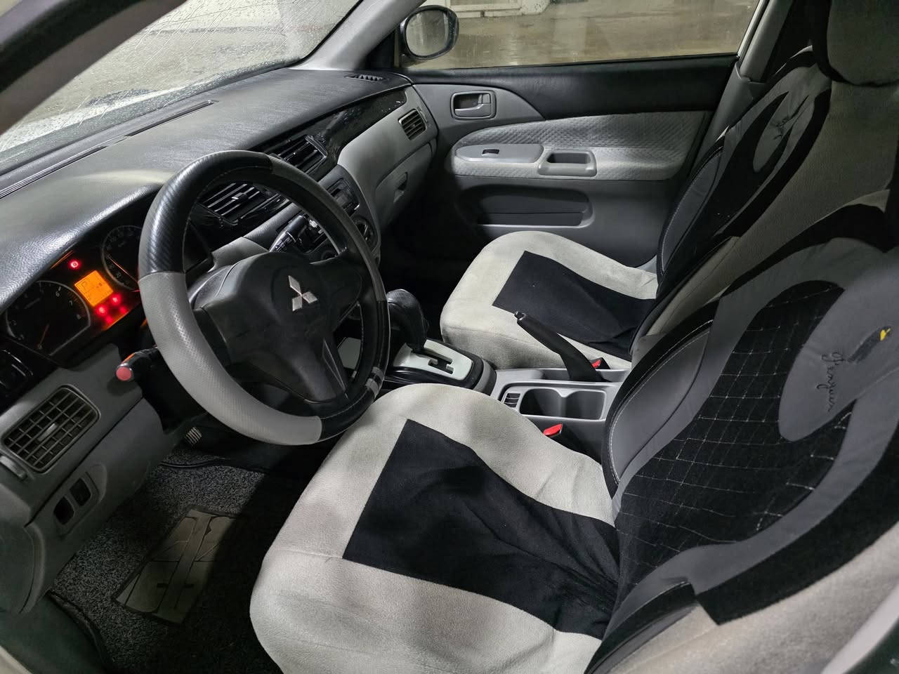 لانسه ر مودیل‌2011مه‌کینه گه وره گی‌ر و مه کینه لوک بی عه یب و به شه رت چوار تایه و ده بل پ سه در لوک بی ته قه و ره قه سه نه وی بلاستیکی اسلی به شه رتی حاسیبه و اوه لیات و مه ده نی و بی کیشه
ژم***********
سعر63
