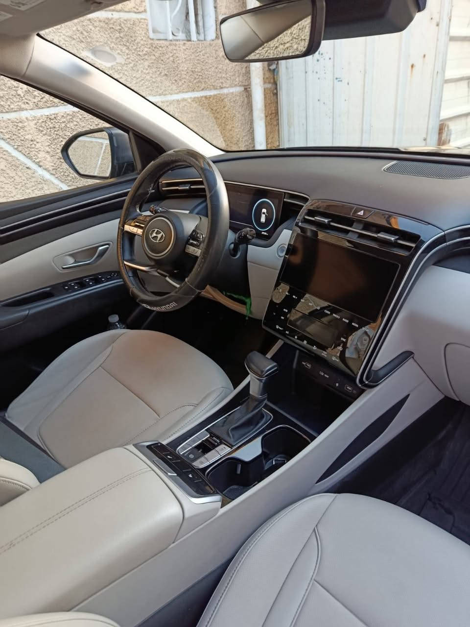 السلام عليكم توكسان 2024 امريكي فول مواصفات :
فتحة سقف:
بصمة تشغيل:
بصمه ابواب :
 شاشة كبيرة:
ردارات جانبية:
رادارات خلفي امامي:
ترحيب بالباب:
كروز سرعة:
تحديد مسار:
كشنات تدفئه تبريد:
تدفئة المقود:
رقمه انلكيزي باسمي تحويل مباشر:
وبعد بيها هواي مواصفات
السيارة بحاله الوكالة ماشيه27الف كيلو:
ضرر فقط بنيد مصبوغ والسونار موضح
السعر 185 وبيه مجال بسيط 
مكاني الغزالية *********** بغداد, العراق
