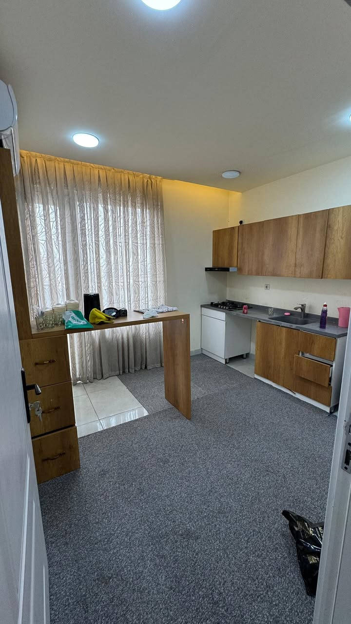 للايجار_في_السيدية
شقة في (مجمع المحبه) نضيفه جداً 
(للعوائل فقط)

تحتوي على :- (مؤثثه اثاث بالكامل) 
مساحه 103 متر 
صالة (تحتوي على TV وتخم )
مطبخ (يحتوي على كاونتر كامل و طباخ )
غرفتين نوم (مؤثثات كامله )
(وتحتوي على 4 سبالت ) 

 بارك مجاني _ مصعد 24 ساعه _ خدمات صحيه 
سعر الايجار:- مليون و250 

للاستفسار (متوفر واتس اب) :*********** 
الكوخ للتطوير العقاري
