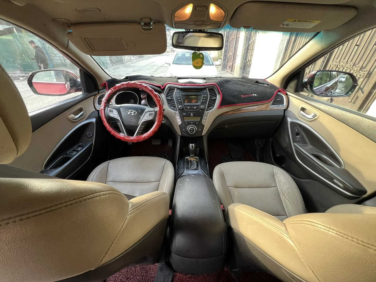 السلام عليكم 
سيارة هيونداي سنتافيا كراند موديل ٢٠١٥ رقم بغداد مكانها البياع  لون احمر دم الغزال بيها جاملغ وربع بنيد صبغ السيارة بدون ايرباك
فول مواصفات عدا البانوراما استخدام قليل السيارة ماشية ٤٢ ميل حقيقي 
محرك ٣.٦ 
٦ سلندر 
دفع رباعي AWD
٧ راكب 
كشنات كهربائية جلد وتدفئة
مانع انزلاق 
حساسات مري + حساسات جانبية + امامية + خلفية
الداخل بيجي ارضية مدوشمة 
تبريد ثلاثة قطع منفصل 
ثلاثة انظمة قيادة
‏Hill Assist (مساعدة صعود المرتفعات
كاميرا خلفية
جنطة كهرباء 
نظام ايكو 
رادار بالمري 
سعرها ١٥٥ 
للاستفسار اكثر اتصال ع الرقم *********** / ***********
