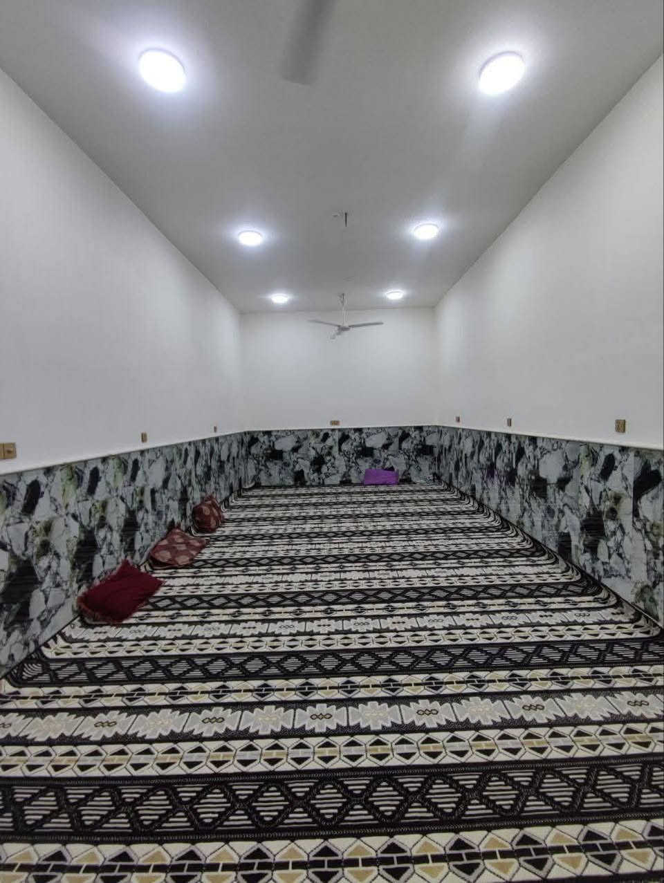 بيت في الاسكان الصناعي دور سيد حمزه النزله الخامسه فرعي مساحه 200 طابوق صب كونكريت
يحتوي على غرفتين وصاله ومطبخ وديوانيه وصحيات داخليه وخارجيه وطارمه 
الشراي فقط يتصل ***********
مشمول بالتمليك
