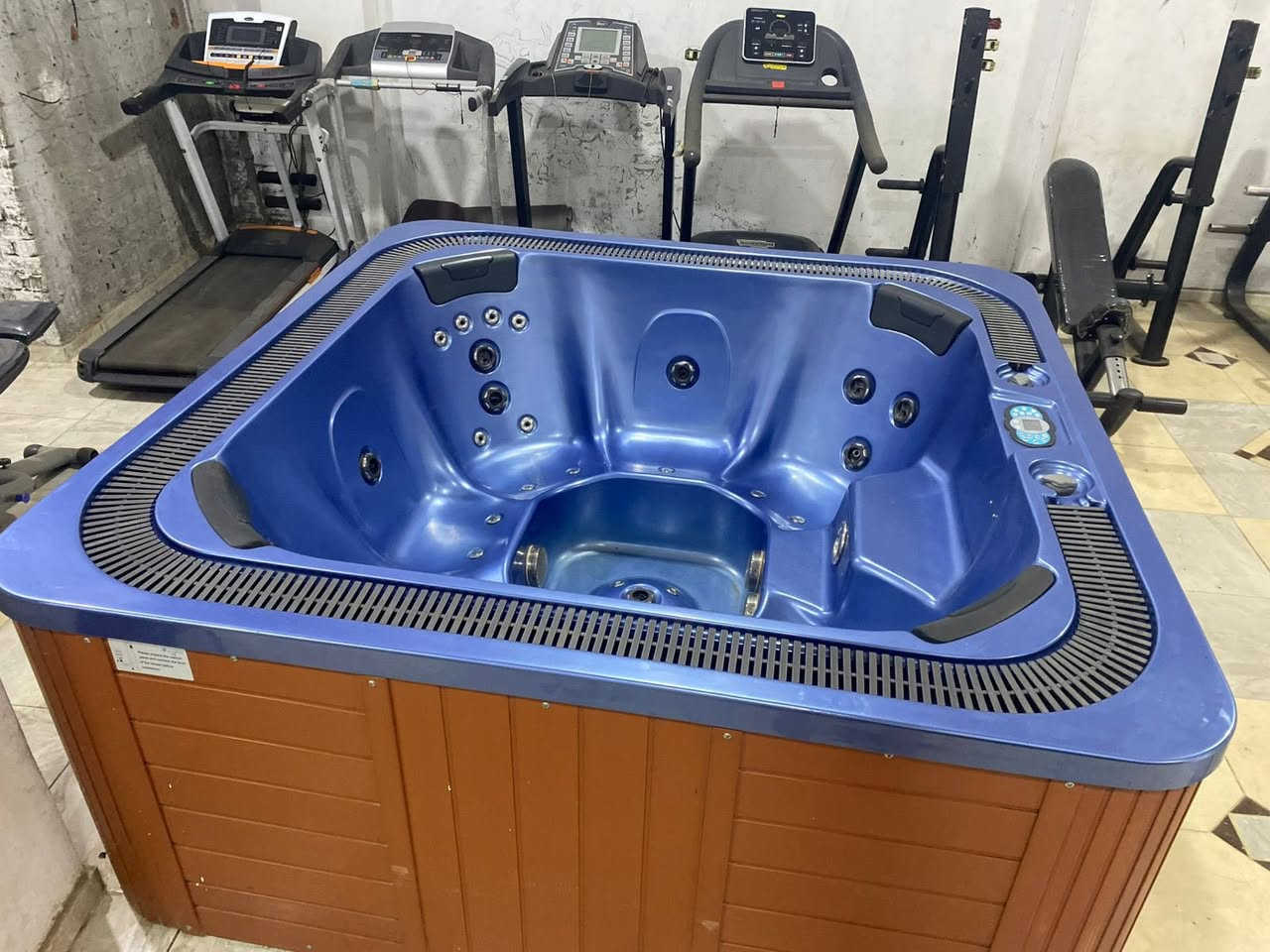 جاكوزي مستورد مقاس 220 * 220 وعمق 90 بحاله الجديد حرفيا لم يستخدم الا مرات معدوده يصلح للفيلات والجيم والاصباه والبيوتي سنتر


**إذا كنت صاحب هذا الإعلان وتريد حذفه لأي سبب، رجاءا أرسل رسالة إلى الدعم الفني**