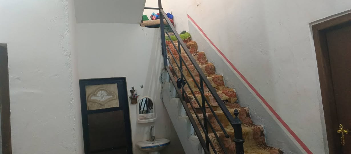 السلام عليكم اخوان بسبب الوعود الكاذبه اعيد النشر ورجائا المايشري لايجي يشوف البيت ويكول خلي الي وبعد مايرجع 
مساحة البيت 200متر ثلاث غرف وصاله ومطبخ وديوانيه ومغاسل داخلية وخارجية ستاره عاليه وترك داير البيت ساحه.. شارع طاقة الكهرباء القديمه فضليه السعر 38 وبيه مجال للشراي تفاصيل اكثر واتساب.***********
