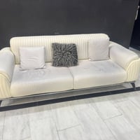 جلد أبيض • ٨ مقاعد • بغداد الكرادة