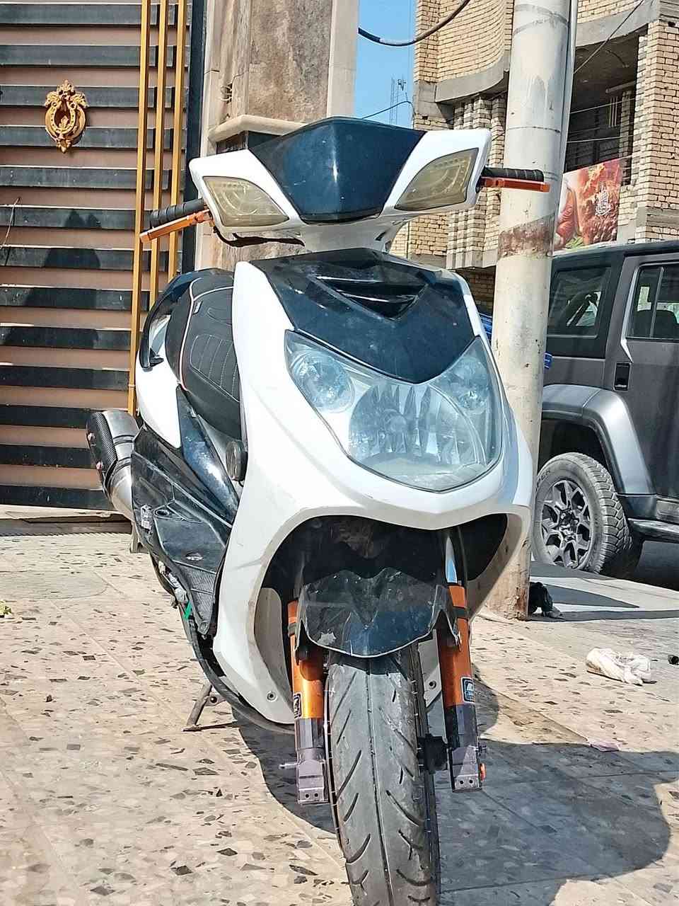 السلام عليكم سكنس فحل نوزل طلاعات خطين  طلاعات رياضي وصدر رياضي ويل مزوعه غراض كدام عينك كلجات اصليه ب٢٠٠ ماخذهن يدات وفلاوين وقبق بانزين وقطرات وفراك سعرها 925 وبيها مجال بسيط للشراي لو مراوس حسب القناعه بسكنس رقمي *********** مكاني العبيدي
