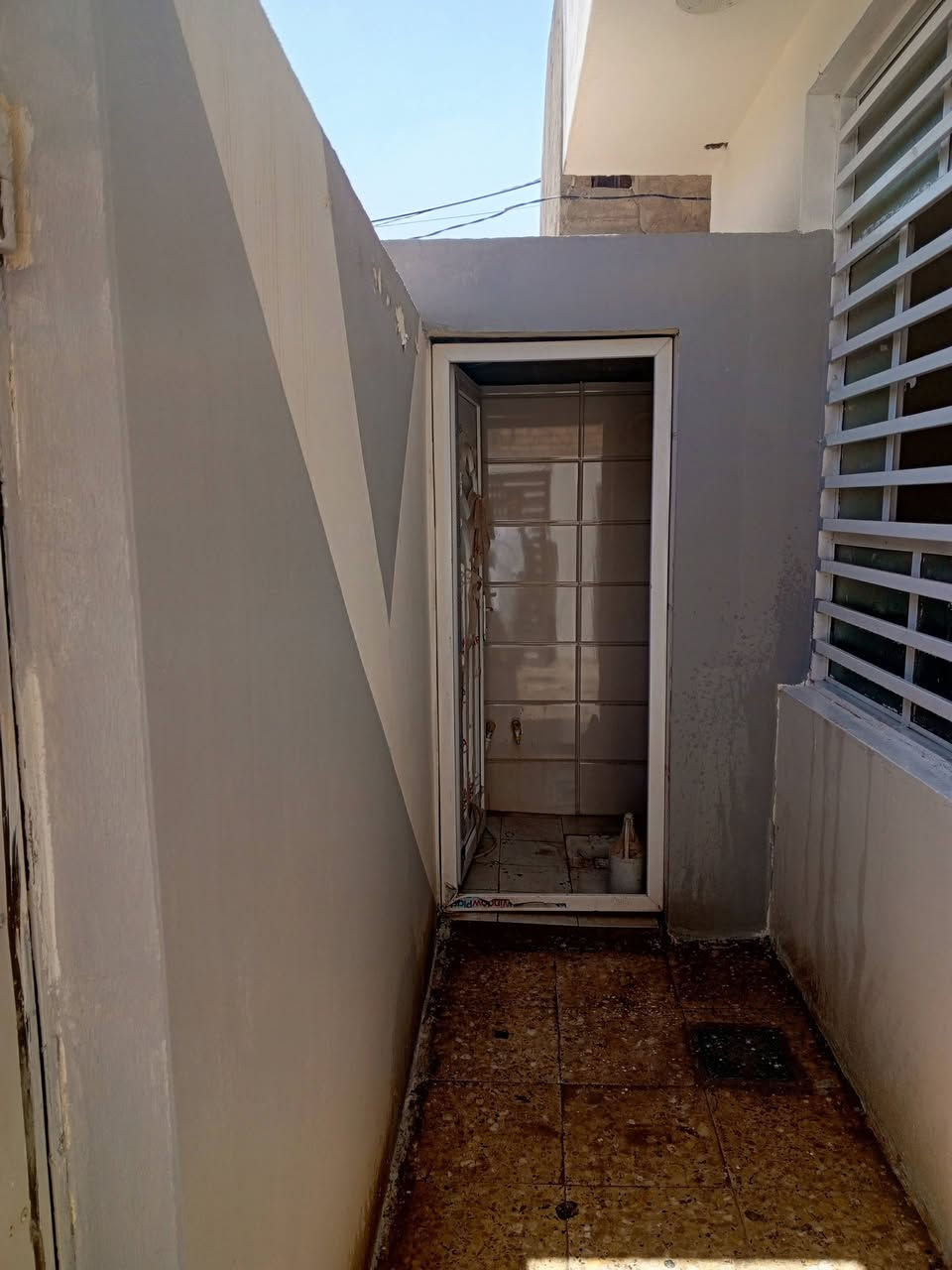 ياالله دار للبيع النجف الاشرف شارع المطار القديم مقابل تقاطع شارع علكم الشبلي مباشره المساحه 100متر طابو زراعي 25 مشمول بل تمليك يحتوي على غرفه وصاله ومطبخ واستقبال وحمام داخل وخارج كاشي سيراميك صب كونكريت بناء طابوق نهروان شقل جناي ومرتب وبلاش السعر بلاش 38مع المجال للاستفسار الاتصال او المراسله ***********
