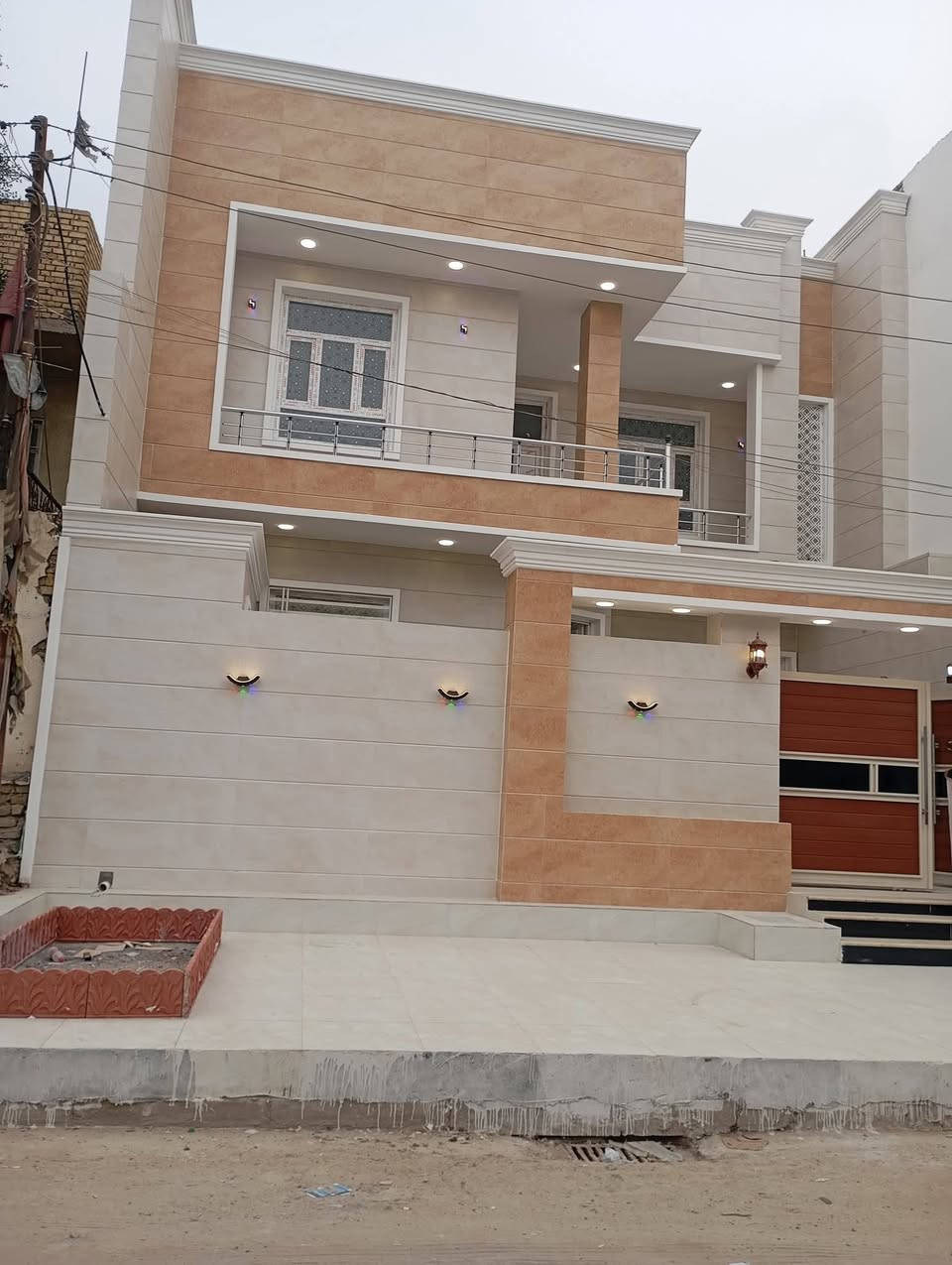 دار للبيع بحي اور ثانيه قرب مكتب شاطر مساحته 200 طابقين بناء حديث صب كونكريت ما مسكون على شارع رئيسي يتكون من 6غرف نوم وصالتين واستقبال ومطبخ ومجموعة صحيات بناء حديث درجه اولى للبيع للإستفسار او وتساب ***********
