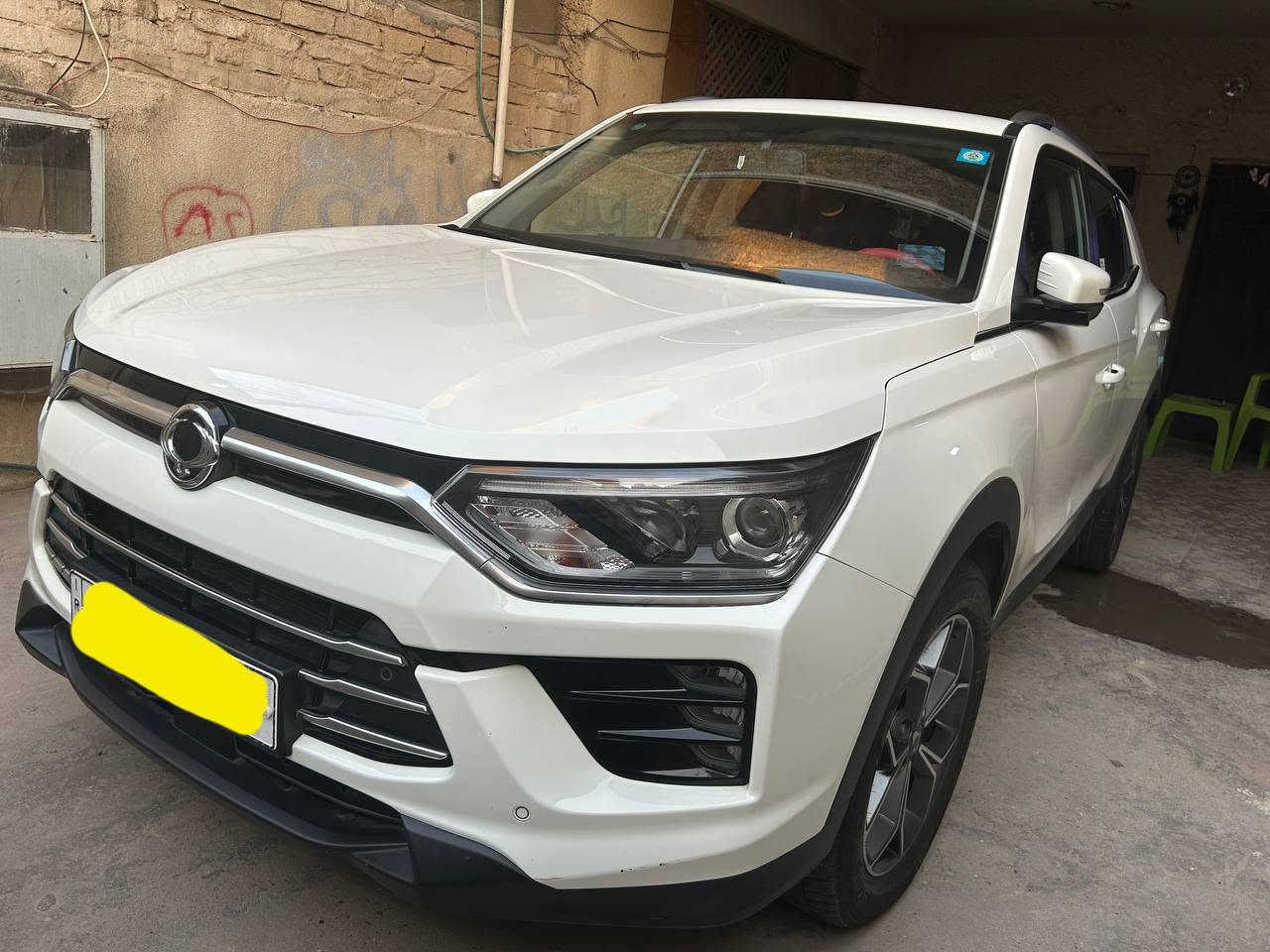 كوراندو 2025 زيرو

شركة  سانك يونك الكورية 

كوري اصلي 100%

حرة ، رقمها بغداد ، الرقم الإنكليزي( الألماني )

سيارة ماشاء الله تخبل من كلشي 

ماشية بس ١٠ الف كم يعني بعدها زيرو 

مشتريها من الشركة ماصار ٥ اشهر، 

 بالضمان 100 الف كم او ٣ سنين

مبدل بس تبديلتين دهن

محرك 1500 توربو ، عزم وقوة تعادل محرك 2600 تنفس طبيعي،  بصراحة سياقتها جدا ممتعة

اقتصادية جدا بالوقود بالازدحامات داخل بغداد تصرف حوالي 7 لتر لكل 100 كم، وبالطرق الخارجية والسفر تنزل إلى 6 لتر لكل 100 كم.

بها عزل رهيب وغرفتها واسعة وجدا مريحة للسائق والعائلة 

فول مواصفات

​سلايد 

كير اوتو 3 وضعيات قيادة 6 نمر 

شاشة ذكية متطورة ابل كار

مع تحكم ستيرن كامل.
 
بصمه ترحيب ذكي 

عدسات زنون 

كشافات ضبابيه 

مثبت سرعة

​تبريد ثلاجة (ما شاء الله) 

حساسات بلادية داير مدار السيارة 360 درجة 
رادارات 

حساسات لمراقبة ضغط الإطارات والستيرن
 
مري  شفط

كاميرا خلفية عالية الدقة

 نظام الثبات الإلكتروني

مانع انزلاق

 ايرباكات
 
وبعد هواية مواصفات 

​السيارة بحالة الشركة، بيها دعمة خفيفة جداً بالباب  من الجهة اليمنى (تتصلح بارد PDR  وترجع بلادية 100%). باقي السيارة مكفولة كفالة عامة من كل شي.

السيارة باسمي   السنوية جديدة
  تحويل ثاني يوم مباشرة 

♦️​السعر والتواصل♦️
​السعر: الاستفسار عن السعر على الخاص أو من خلال الاتصال

 ♦️​المكان: بغداد - السيدية.

​للتواصل (اتصال عادي أو واتساب):
 *********** بغداد, العراق

