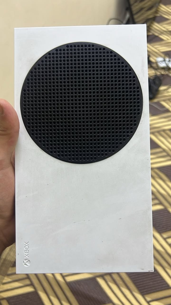 سلام عليكم
سيريس اس 
وياه كيبورد وماوس وهيتفون 
وكيم باس شهرين صار من مفعله إصدار 2021 بعده بضمان كارتون 
وجوستك اصلي كاملات وبعده بلضمان 
سعره 380 الف قفل *********** واتساب فقط
