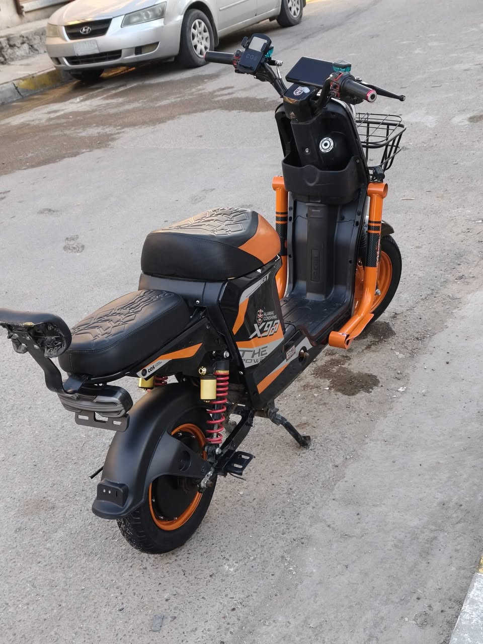 إسلام عليكم دراجه للبيع x900 الدراجه نضيفه نقصها بس دسكات خلفيه الفج موجود كهربائياتها كلها شغاله اشاير عالي ناصي دبل اشاره بصمه بطارياتها صارلي ٣اشهر من شديتهن سعرها 350وبيها مجال رقم الهاتف ***********
