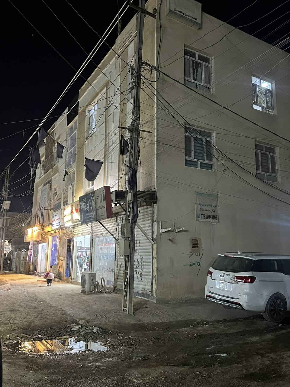 بنايه للبيع مساحه ١٥٠ م ركن واجه ٢٠ ونزال ٧ ونص. تحتوي على محلات عدد ٦ وشقق عدد ٤ ثلاث طوابق مجمع كامل موقع شارع ٢٠ التجاري حي الربيع الوارد الشهري ٢٦٠٠ الف
السعر ٤٥٠ مليون 
***********
او مراجعت مكتب الرحمن
