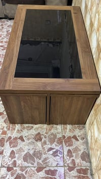 ميز مع طبلات داخلية للبيع ب٦٠ العنوان الحرية الاولى شارع الكازينو للاس...
