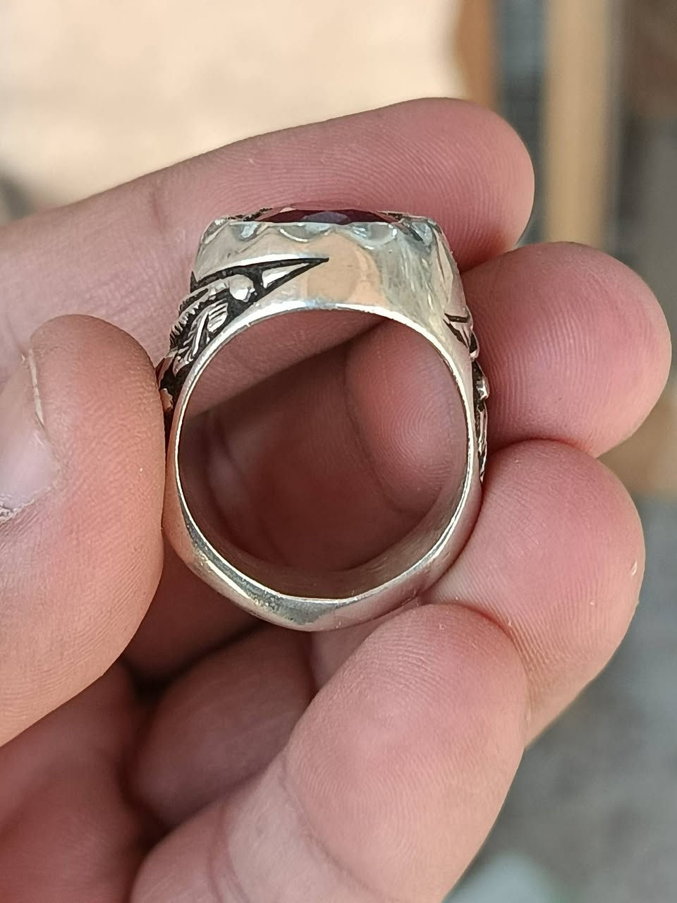 ياقوت افريقي  صياغه يدويه ثقيله
وزن الخاتم 23 غرام 
فضه 925
قياس 26 
***********
السعر 125 مع التوصيل
