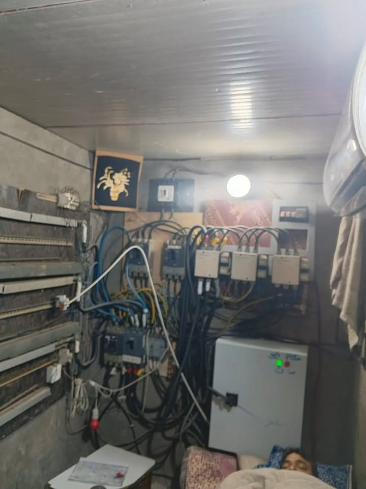 موقع البيع الزعفرانيه شارع مطعم النور بي حمل 1100 قابل الزيادة بي حصه 275 الكاع ايجار 250 بي مكاين 2 مولد وحدة سكانيا   والثانيه دايو سعر مناسب جدا
***********
