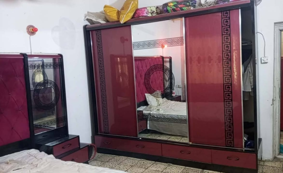 السلام عليكم اخوان للبيع غرفت نوم باب اول  تكمه قويه هيه والدوشك  600 وبيه مجال قليل..علما ماخذه قبل ١٨ ورقه..رقمي *********** يوجد واتساب
