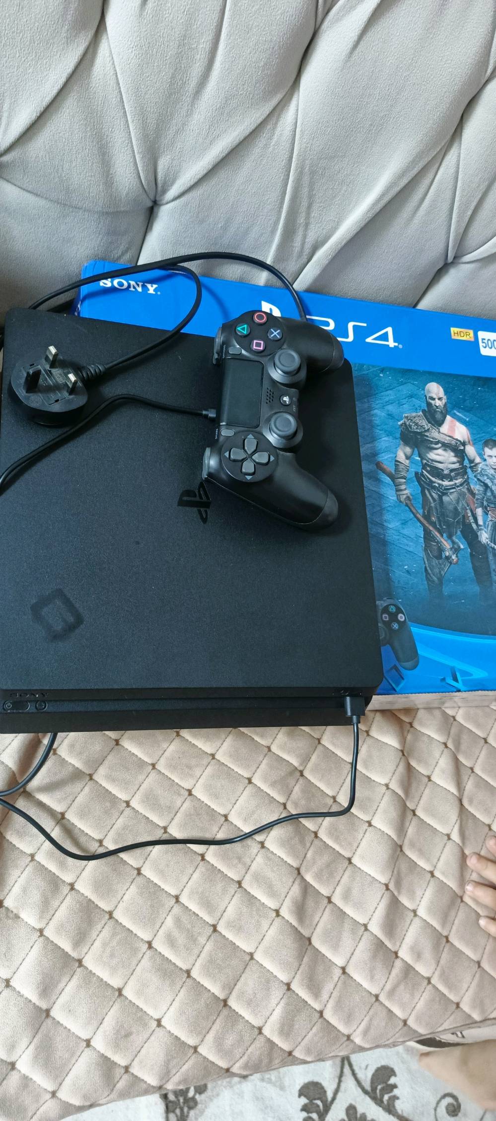 بلي ستيشن 4 سلم 
ذاكره 500
الملحقاات: جوستك+كيبلات كامله+يو بي اس
3اقراص. فيفا2025 جي تي اي5. كريتوس4 
جهاز نضيف كلش استخدمته قليل 
مكاني البصره  للاستفسار خاص او واتساب لطفاً