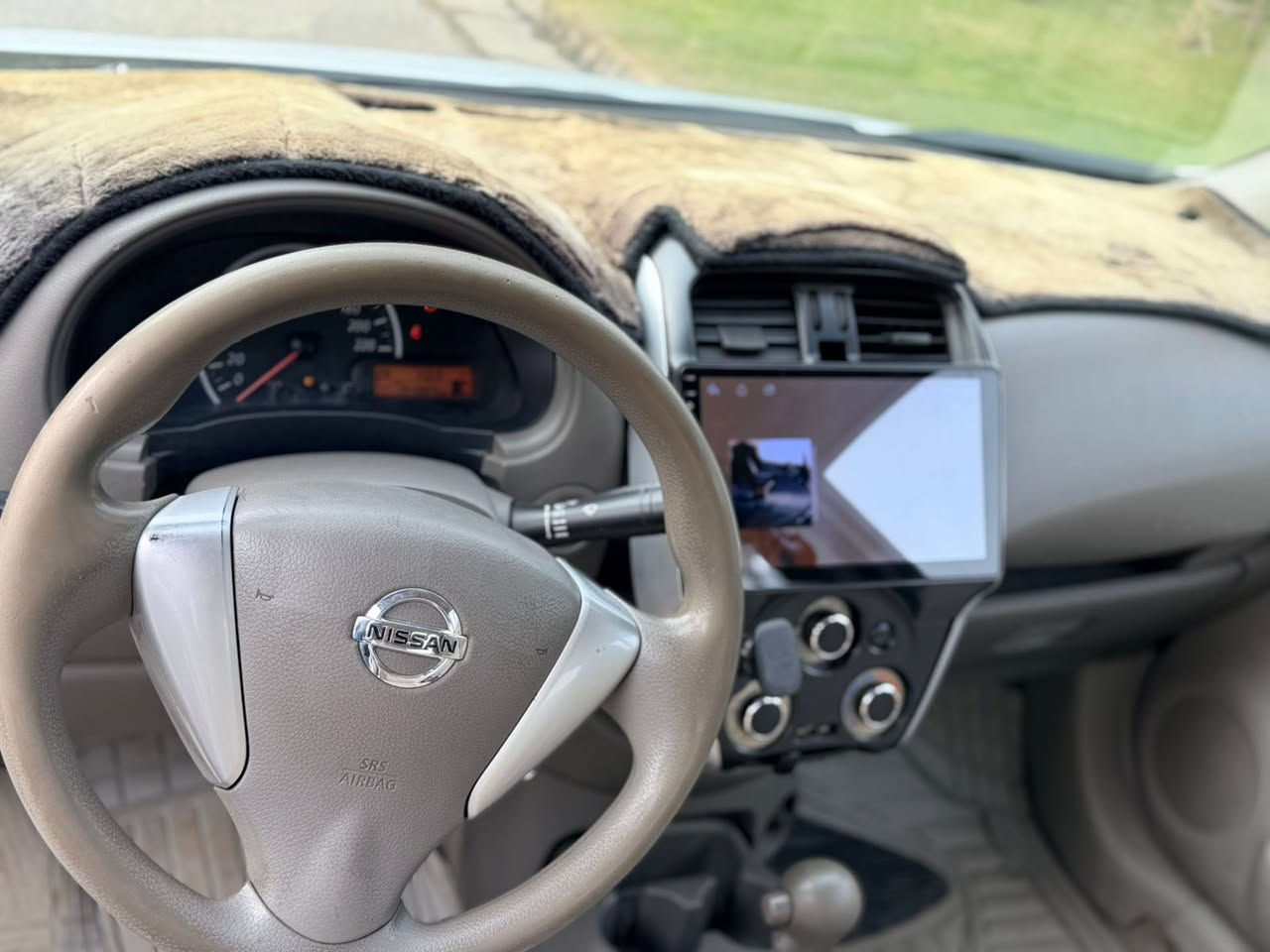 السلام عليكم
نيسان صني للبيع فقط 

موديل 2019هندي بليتة زركة 

رقم اربيل 

كير ومكينة مكفولة والسيارة جاهزة 

السيارة اعلى مواصفات بموديلهة وموضحة بالصور 

بيها صبغ جاملغين وكم مكان بارد 

السعر 90 وبيها مجال بسيط 

مكاني بغداد -حي الجامعه

للاستفسار الاتصال على الهاتف او واتساب 
***********
