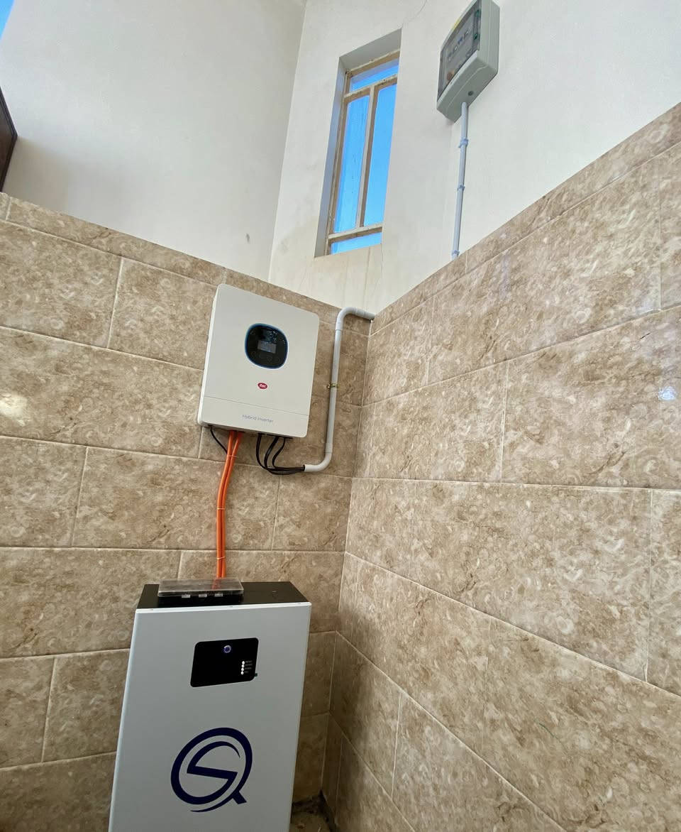 بعون الله وتوفيقه تم إنجاز نصب منظومة طاقة شمسية ☀️بقدرة 20 أمبير في عامرية الصمود وفق أحدث المعايير التقنية وبأجود المعدات العالمية، لتكون خياراً مثالياً لطاقة مستقرة وآمنة على مدار اليوم.

•ألواح طاقة شمسية نوعية عالية الكفاءة
 •منظم شحن متوافق مع سعة المنظومة
 •بطاريات خزن ذات أداء مستقر
 •إنفيرتر بتحويل نقي لحماية الأجهزة
 •هيكل تثبيت ومع ملحقات ربط أصلية

🔹 تم الفحص والتشغيل بنجاح مع ضمان كفاءة العمل.
🔹 كفالة المنظومة حسب تعليمات الشركات المجهزة.
🔹 خدمة صيانة ومتابعة فنية بعد التركيب.

نلتزم بتقديم الدعم الفني وخدمة ما بعد البيع لضمان أفضل أداء للمنظومة واستمرار عملها بكفاءة عالية.

للتواصل والاستفسار :- *********** - ***********
