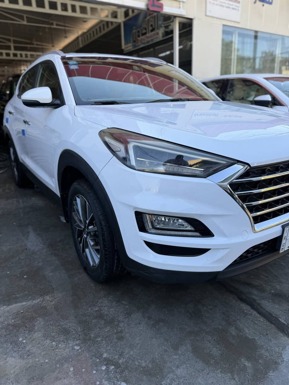 سلام وعليكم هونداي توسان موديل 2019ماشية30حقيقي مكفوله من الصبغ فقط بارد بل باب السايق سونر بيه بل صور مواصفات لايت زنون خمس عدسات بصمة ابواب وبصمة تشغيل كراسي جلد وكهرباء مواصفات معروفه سعر السيارة 200$رقم الهاتف ***********عنوان السيارة بغداد الكريعات شارع الوقف السني
