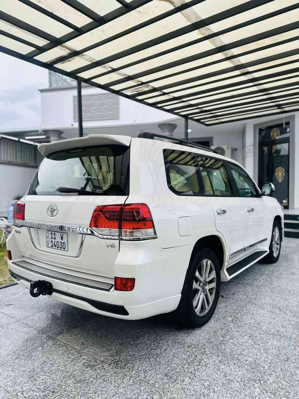 سلام عليكم لاندكروزر مديل 2016سياره ساز فول المواصفات GXRسياره حلو جديده تريد ثلج حدايد. 100/100سياره مكفوله بيه بس بارد بل الداير مال جاملق وباقي كفال عامه كشتات جلد مكينه 8 سلندر  العنوان السياره البصره التنومه  السعر 450وبيه مجال الرقم ***********
